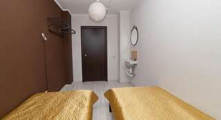 Гостиница Аврора Мини-Отель Екатеринбург Одна односпальная кровать и 1 спальное место на двухъярусной кровати с раковиной-5