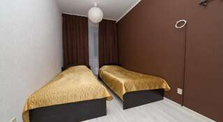 Гостиница Аврора Мини-Отель Екатеринбург Одна односпальная кровать и 1 спальное место на двухъярусной кровати с раковиной-2